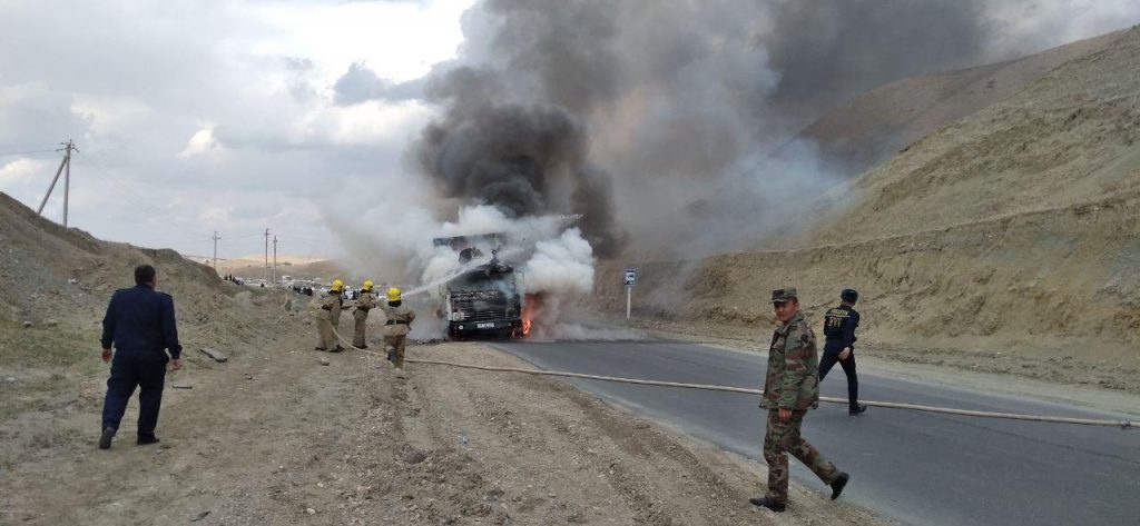 В Кашкадарьинской области загорелся грузовик - фото