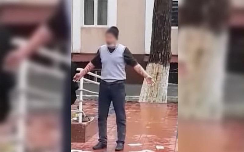 Мужчина пытался перерезать себе вены около здания народной приемной в Ферганской области — видео
