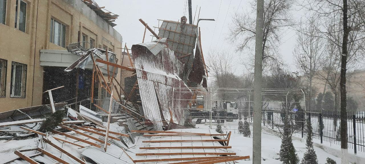 Крыша здания суда обрушилась в Хорезме — фото