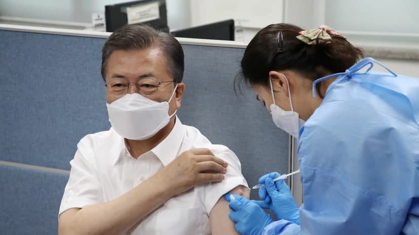 Президент Южной Кореи получил вакцину AstraZeneca