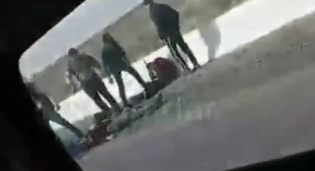 В Навои избили троих мужчин из-за нецензурного жеста — видео