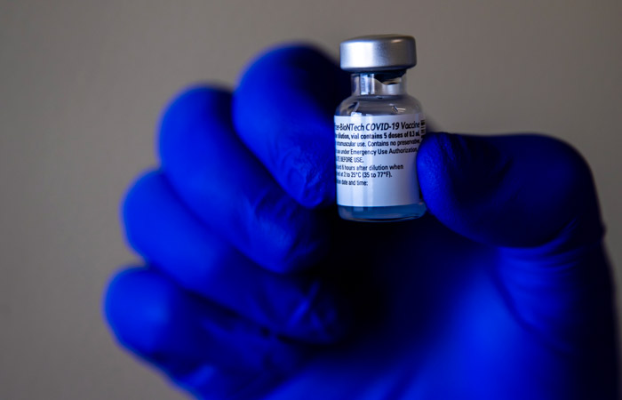 Вакцина Pfizer показала эффективность против британского штамма коронавируса