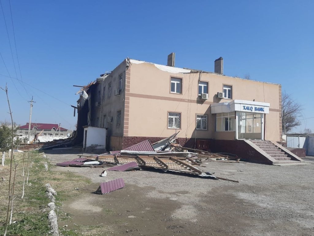 Сильный ветер снес крышу здания в Сырдарье - видео