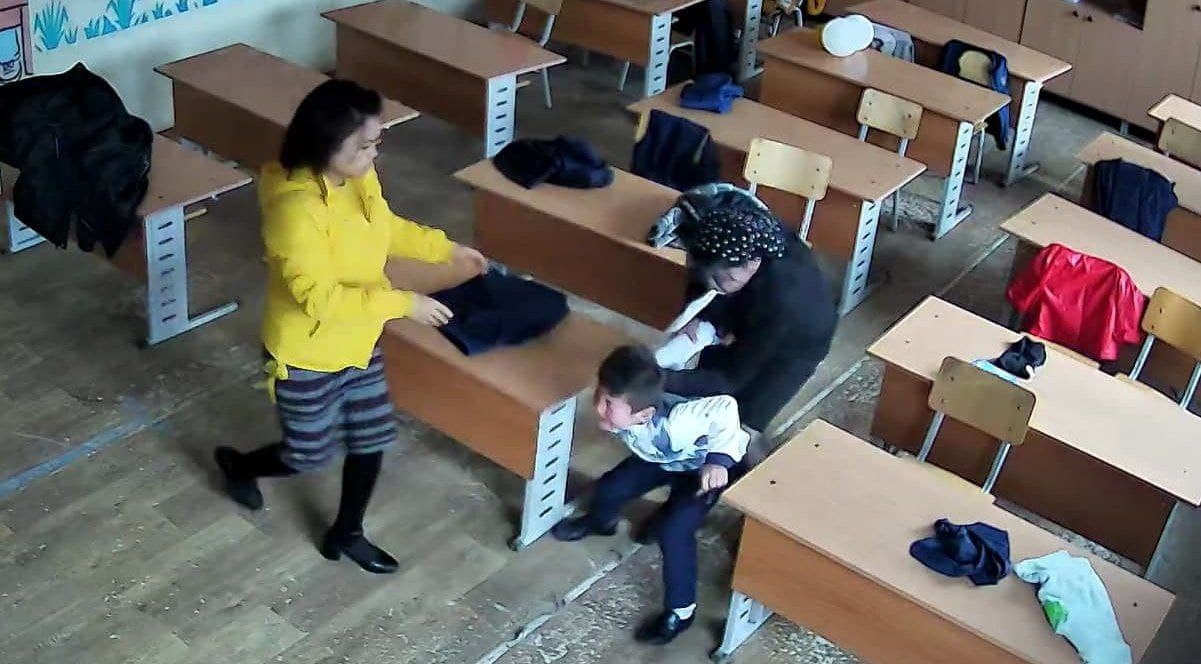 Преподаватель избила ученика в Андижанской области — видео