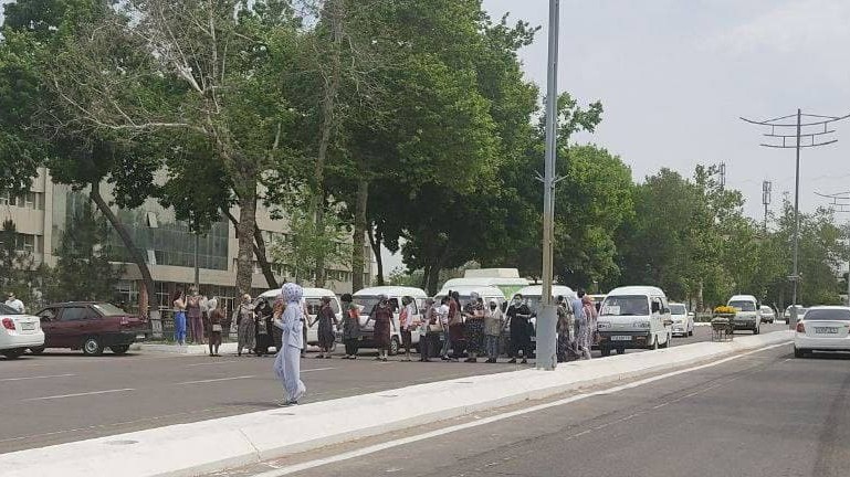 Женщины устроили протест на дороге в Алмалыке