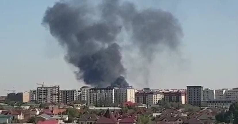 На Ташкентском механическом заводе загорелся мусор – видео
