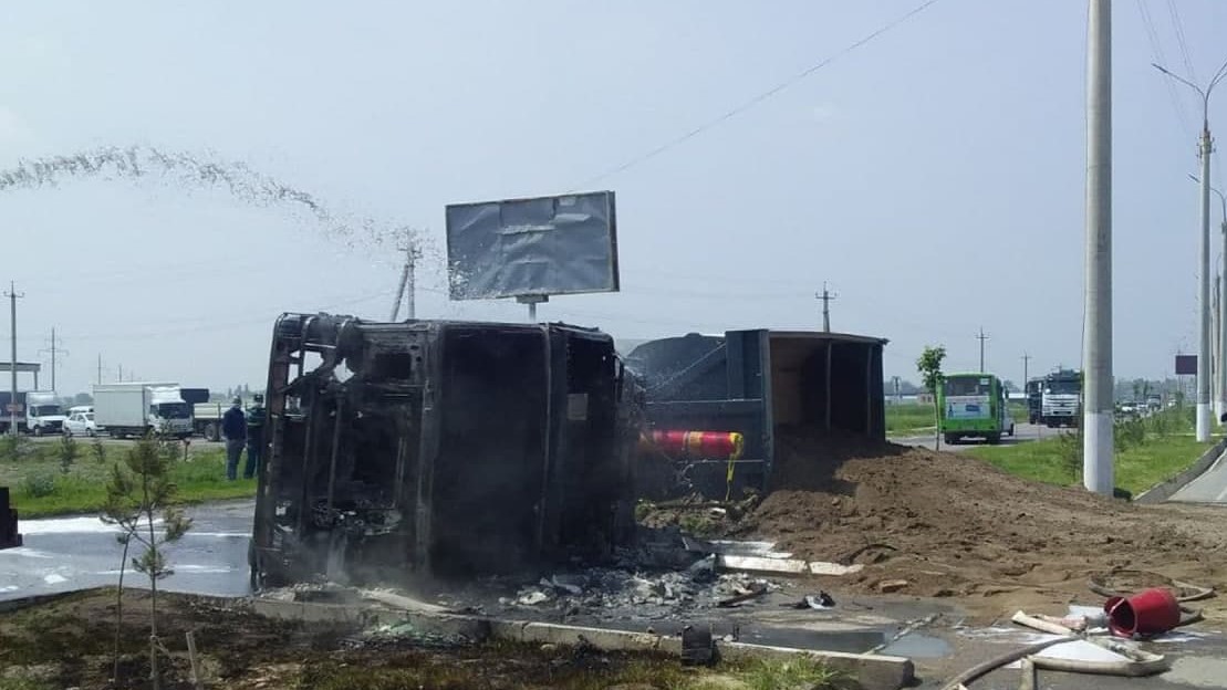 В Ташкенте загорелся грузовик — видео