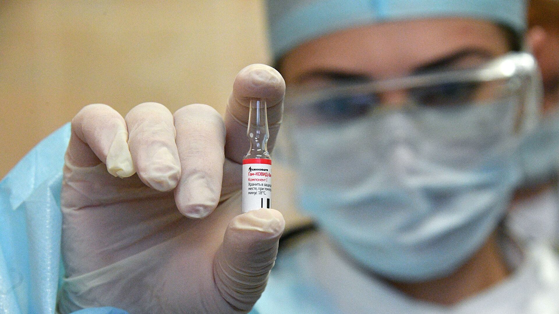 В Узбекистане началась вакцинация от коронавируса сотрудников школ и детсадов