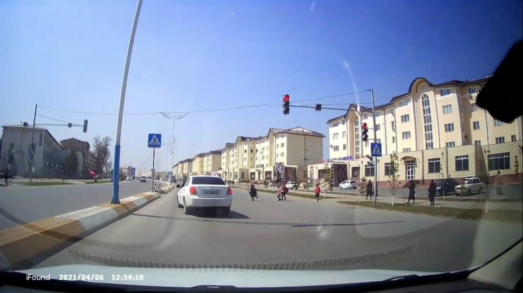 Водитель Lacetti чуть не сбил школьников в Намангане - видео