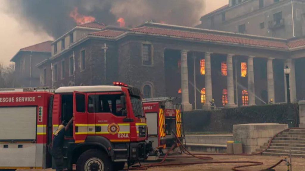 В ЮАР уже второй день бушует пожар - видео