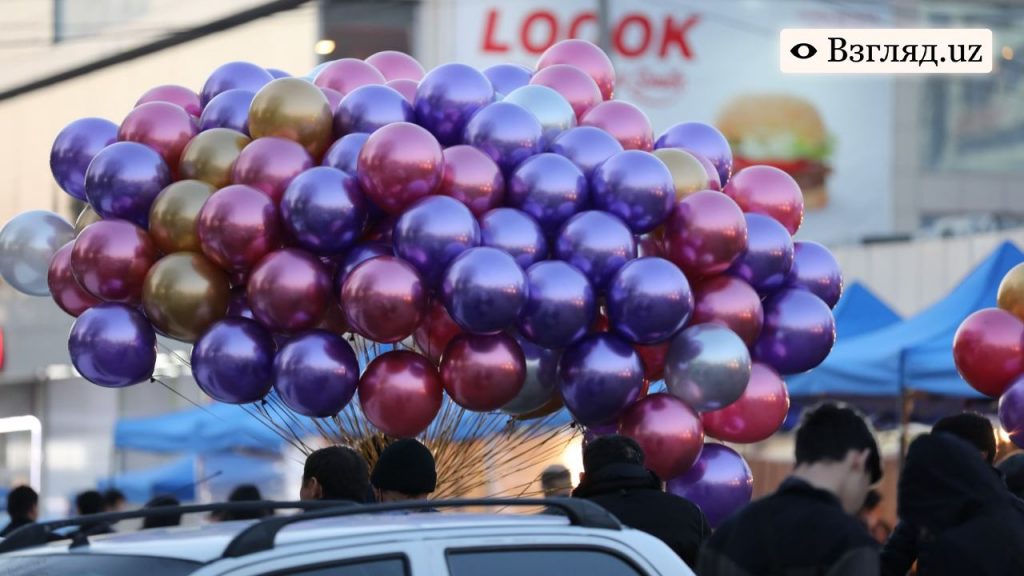 Двое продавцов шариков подрались из-за места возле торгового центра