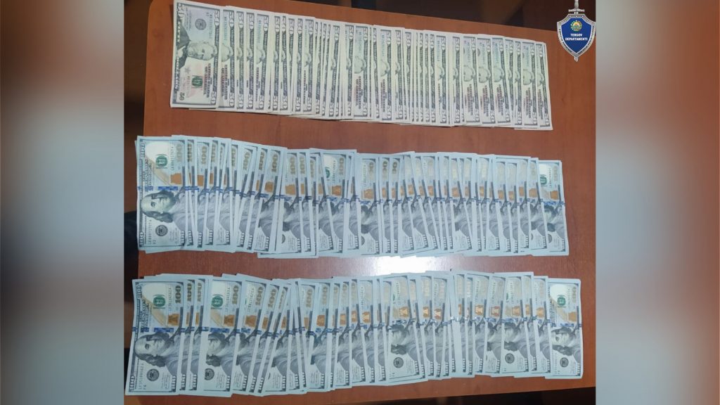 В Ферганской области трое мужчин пытались продать почти 25 тысяч фальшивых долларов