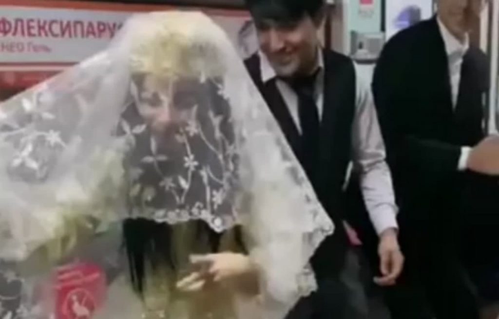Молодые люди устроили свадьбу в столичном метро Узбекистана - видео