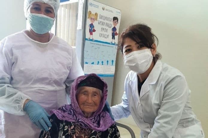 В Кашкадарьинской области 91-летняя женщина сделала прививку от COVID-19