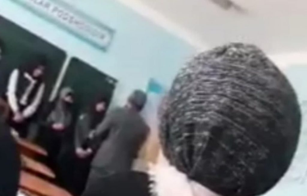 В одной из школ Андижана девочкам сделали выговор за ношение платков - видео