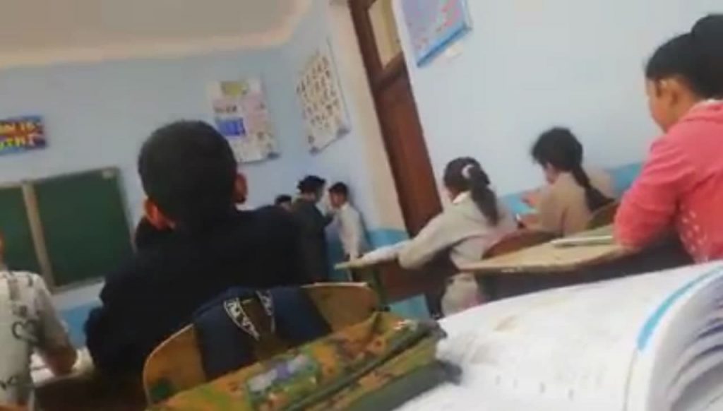 В Ташобласти психолог воспитывала ученика угрозами и криками - видео