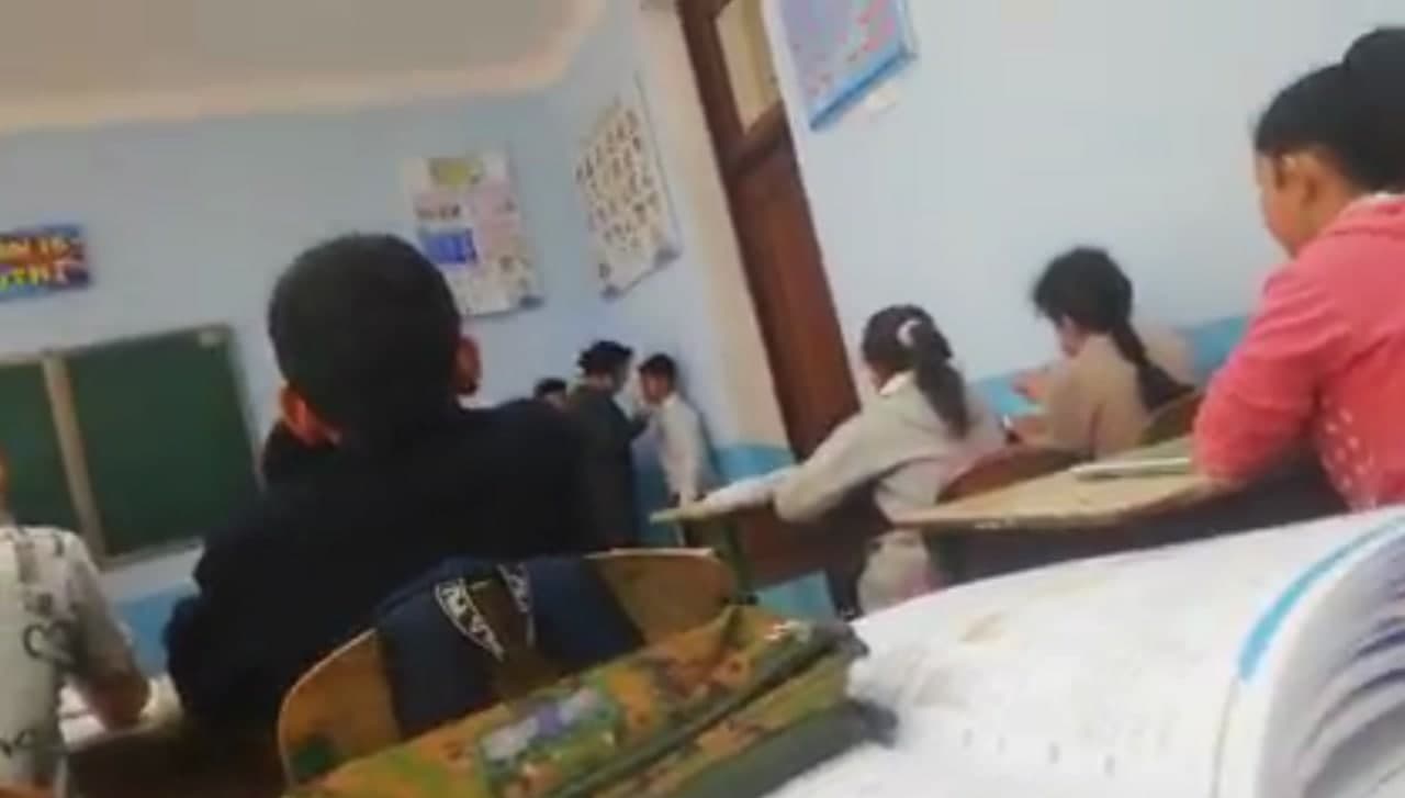 В Ташобласти психолог воспитывала ученика угрозами и криками — видео