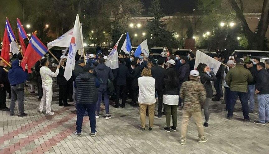 В Бишкеке у здания ЦИК прошел митинг представителей партий