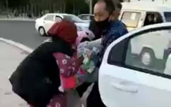 Сотрудники налоговой протащили по земле женщину и отобрали у неё сумку за торговлю на улице – видео