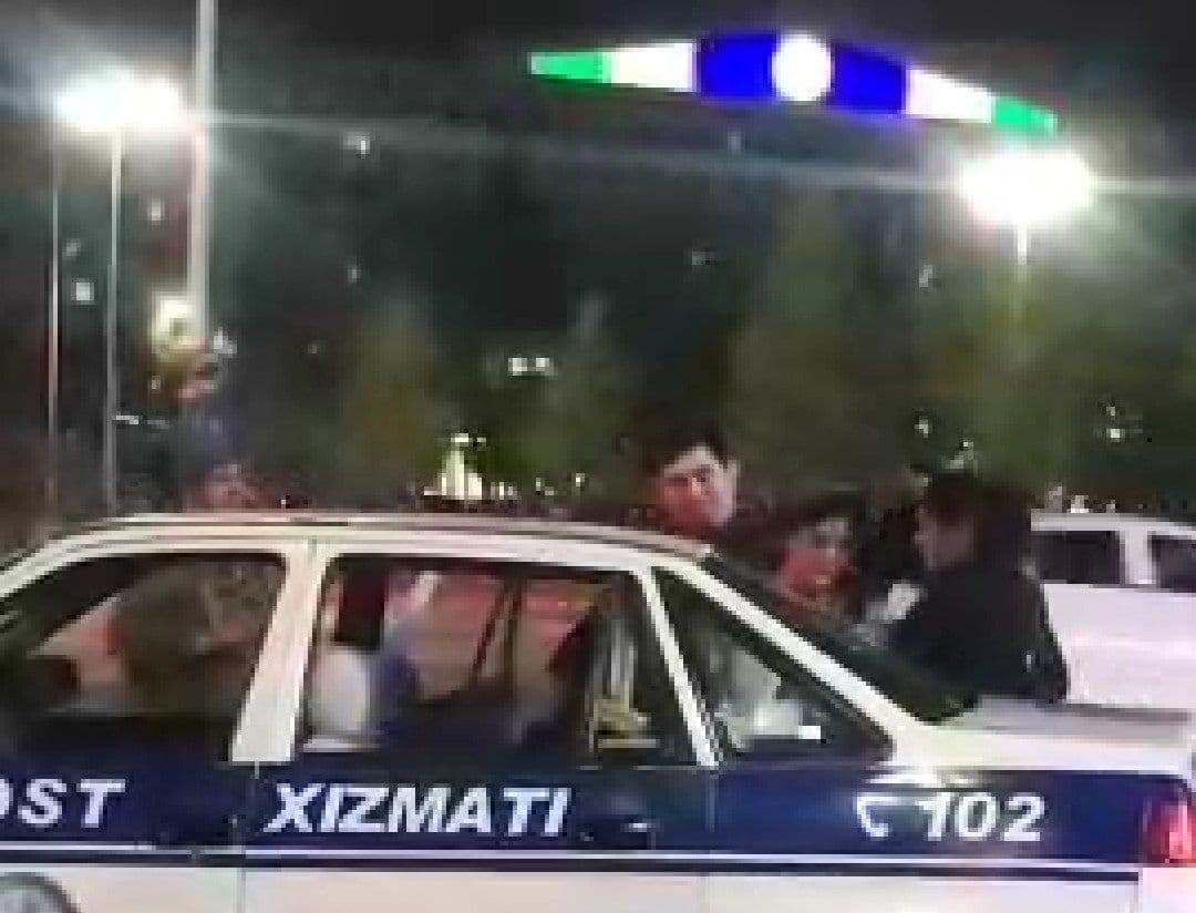 Сотрудники ГУВД Ташкента затащили в служебную машину женщин за попрошайничество и увезли — видео