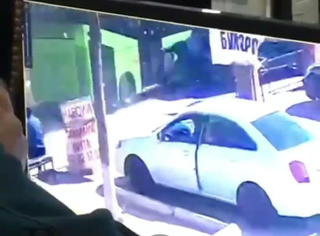 В Ташкенте автобус сбил пешехода, стоявшего на обочине дороги — видео