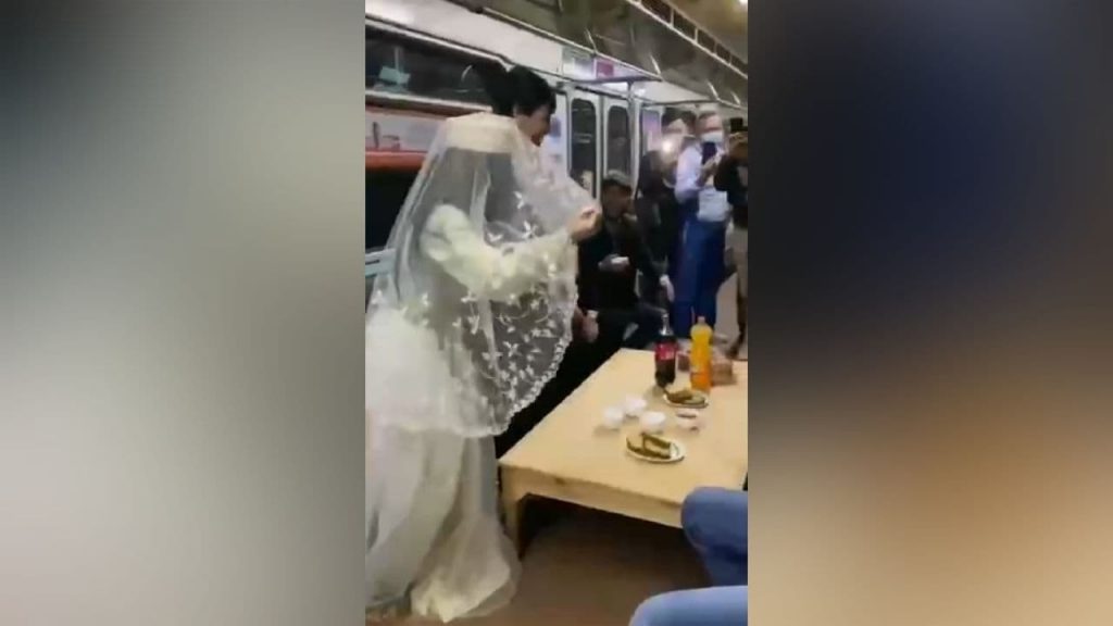 Устроивших свадьбу в метро тиктокеров оштрафовали