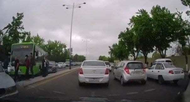 Nexia-3 столкнулась с пассажирским автобусом в Ташкенте - видео