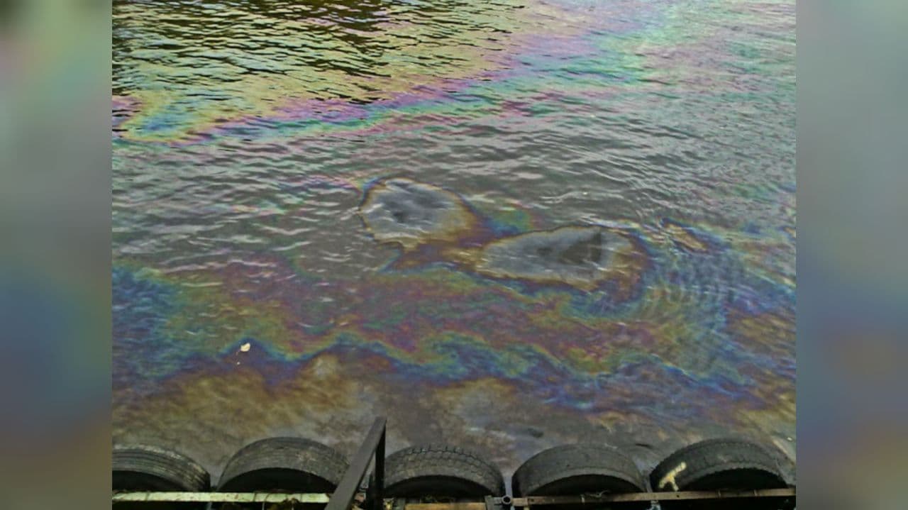 В Ферганской области 30 человек сливали в воду нефтеподобную жидкость