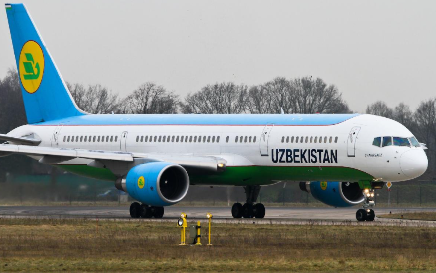 Летевший из Анталии в Ташкент самолет ушел на запасной аэропорт Навои