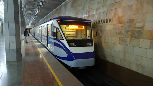 Троих сотрудников «Тошкент метрополитени» уволили после движения вагона метро с открытыми дверьми