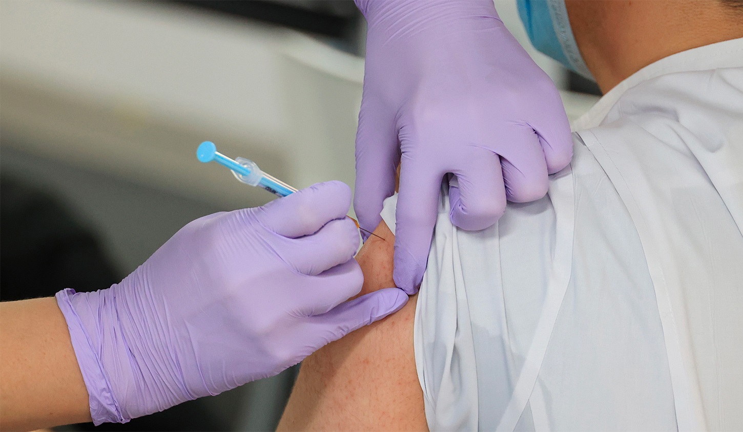 В Самарканде первым привившимся от коронавируса стал 86-летний мужчина