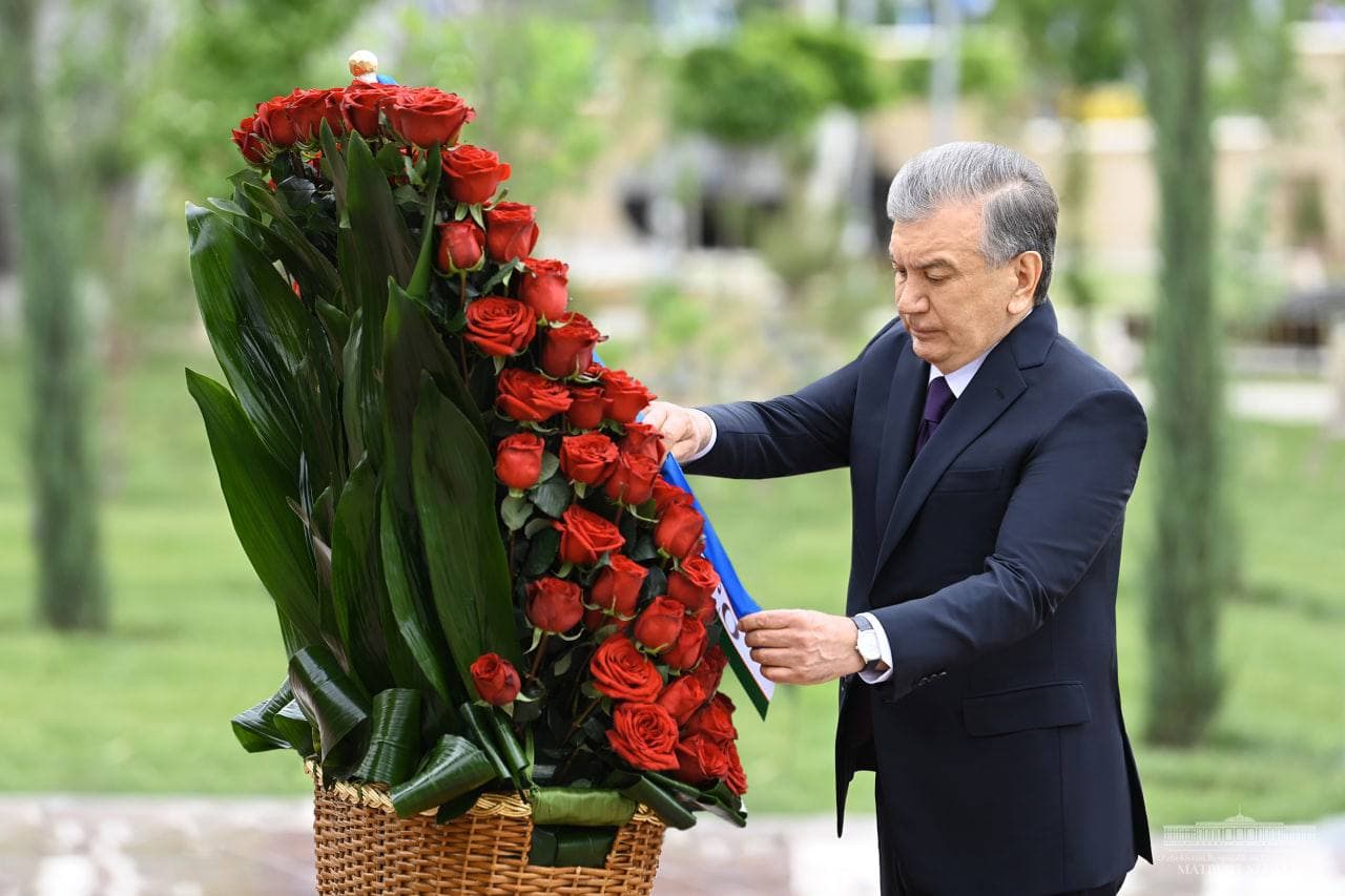 Шавкат Мирзиёев возложил цветы к монументу «‎Ода стойкости»‎ – фото