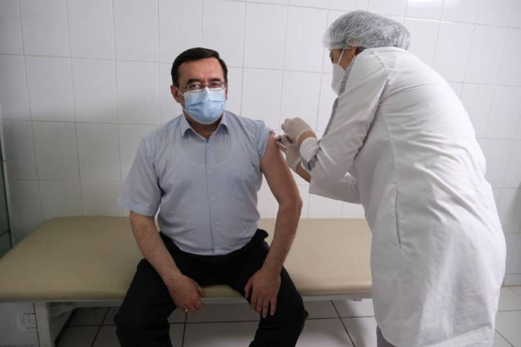 Заминистра здравоохранениия вакцинировался от коронавируса