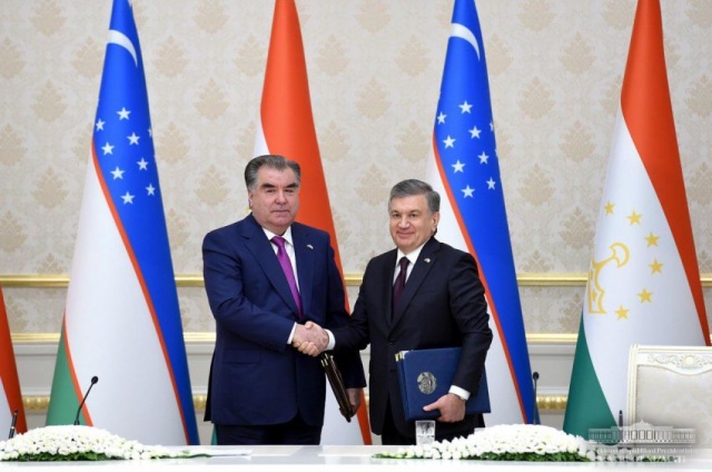 Президент Узбекистана провел беседу по телефону с президентом Таджикистана