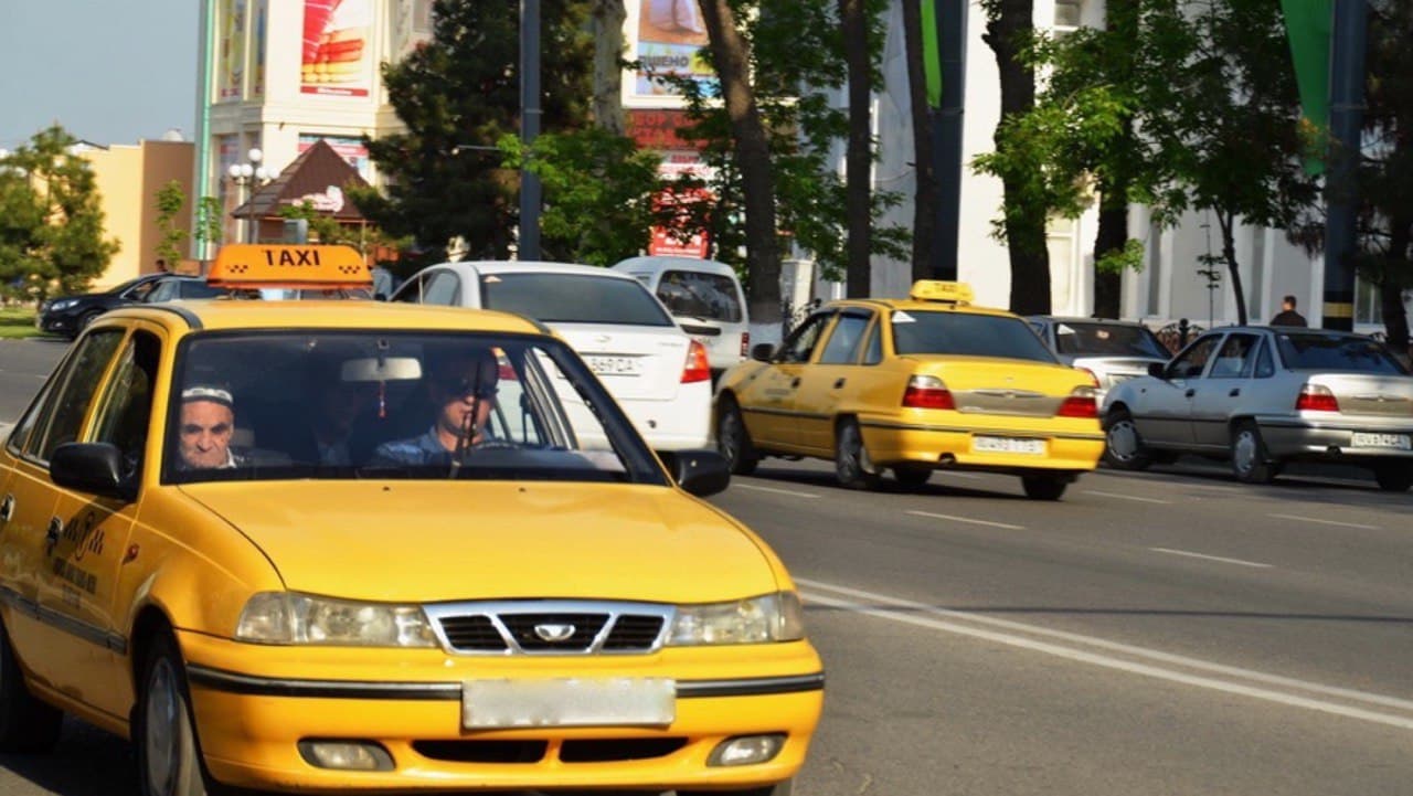 Названо количество нелегально работающих таксистов в Узбекистане