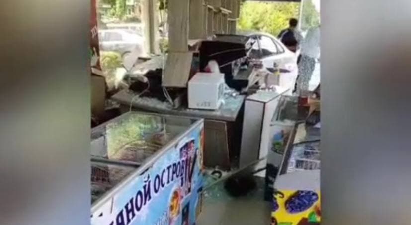 В Мирзо-Улугбекском районе Ташкента Lacetti въехала в кофейню — видео