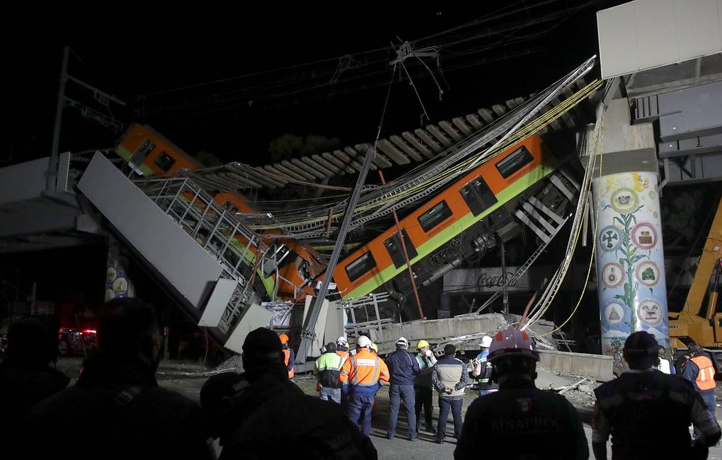 В Мехико из-за крушения вагонов метро погибли люди - видео