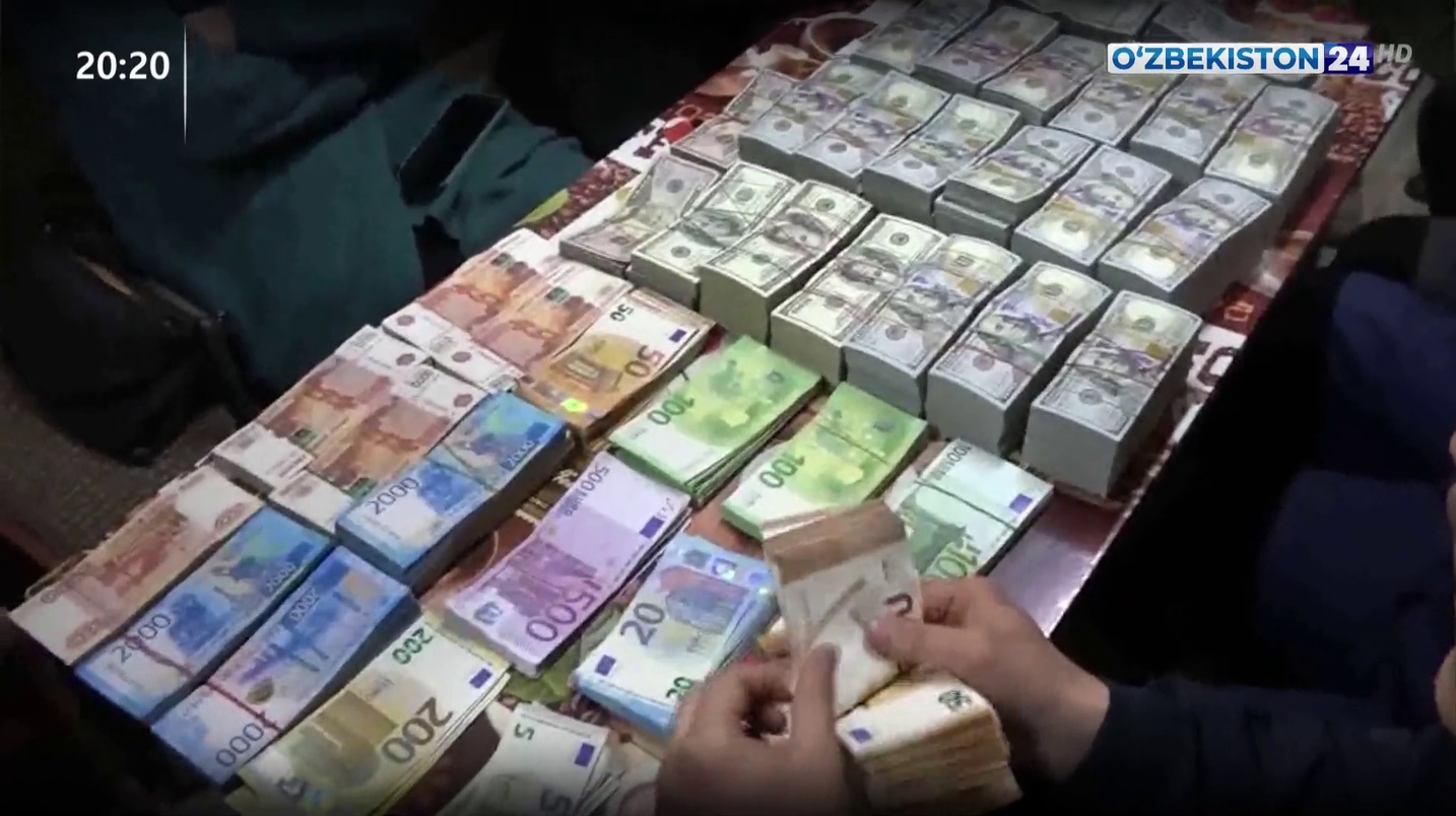 В Узбекистане два машиниста пытались вывезти в Казахстан около одного миллиона долларов
