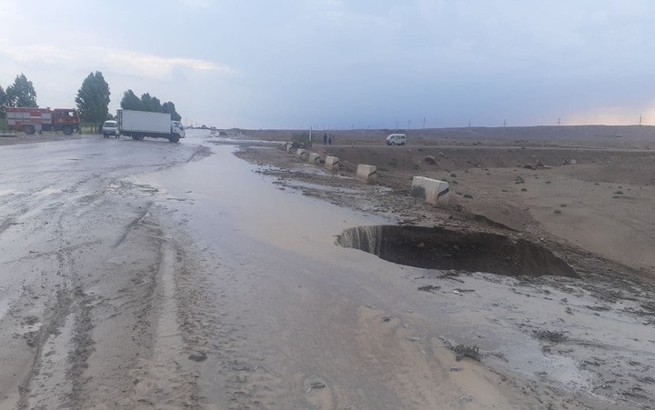 В Наманганской области из-за наводнения перекрыли автодороги и ж/д пути
