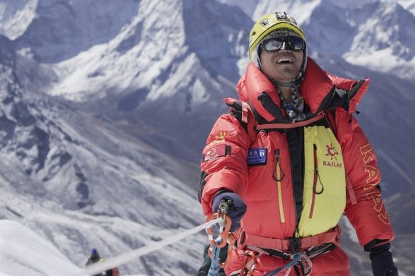 Слепой альпинист из Китая покорил Эверест