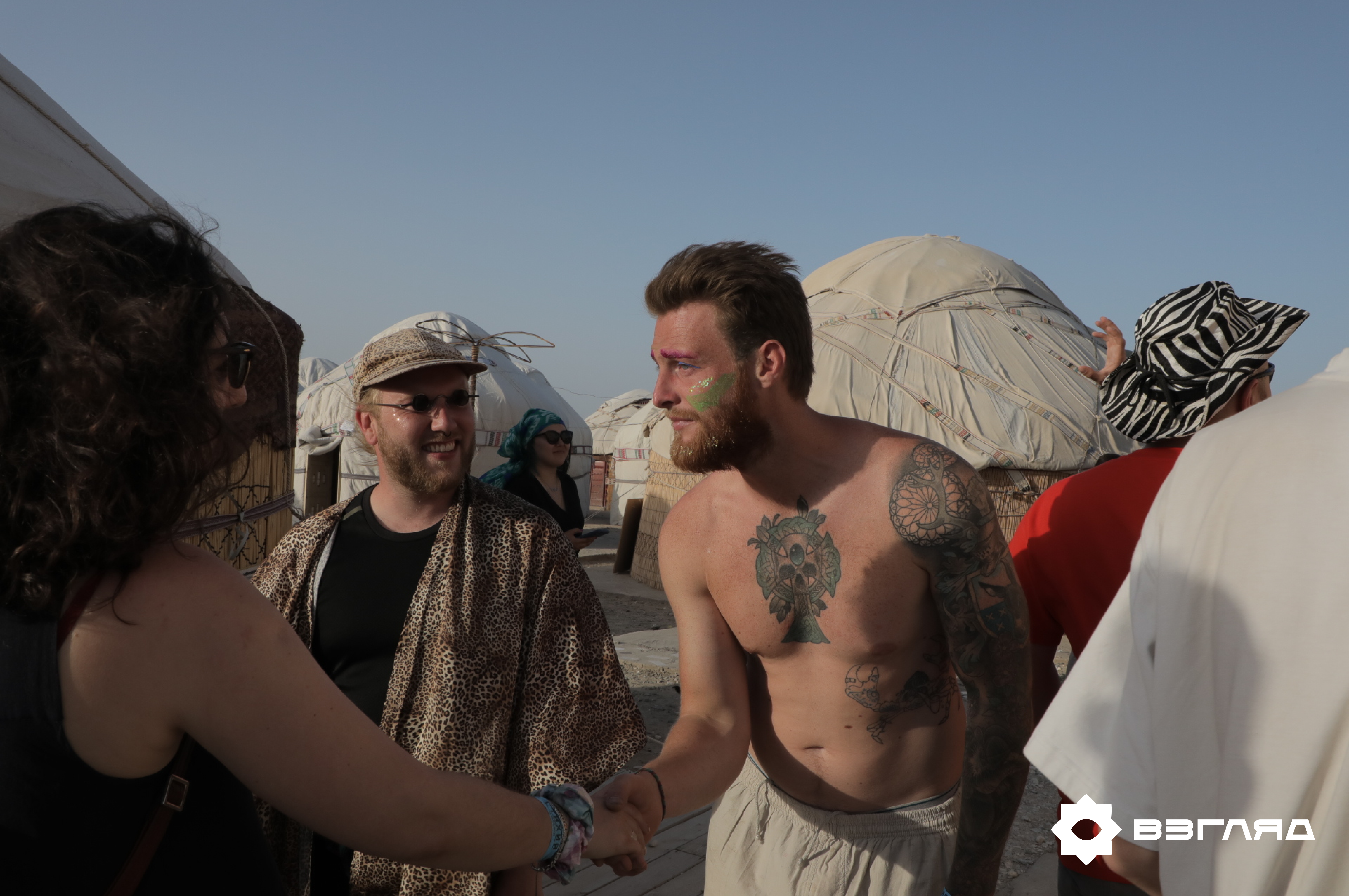 Пустыня, иностранцы и неон: как прошел фестиваль «Стихия» – фото