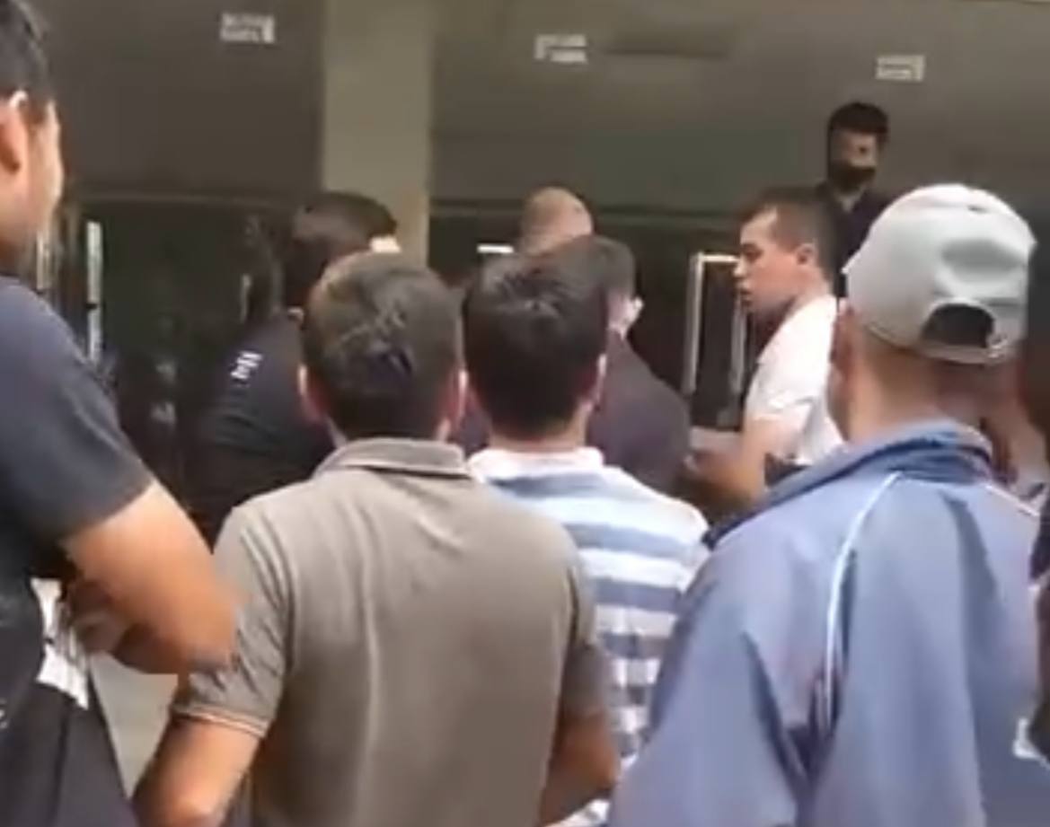 Рабочие вышли на протест возле хокимията Чирчика из-за невыплаты им денег – видео