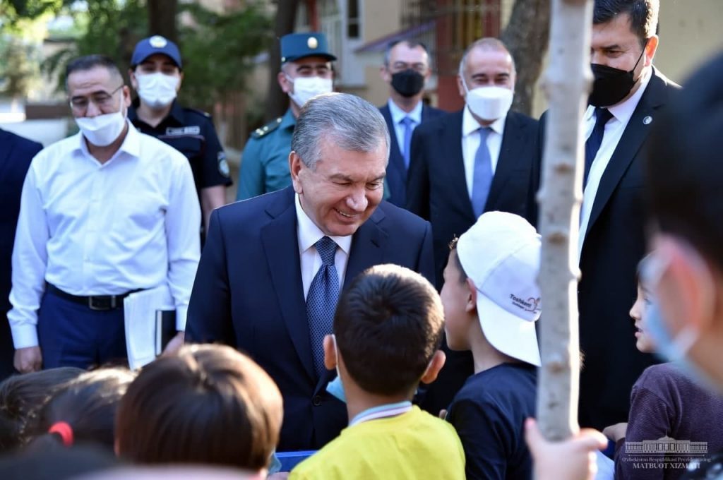 Президент посетил одну из махаллей Учтепинского района столицы и пообщался с местными жителями - фото