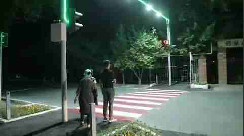 В Алмазарском районе установили сенсорный светофор