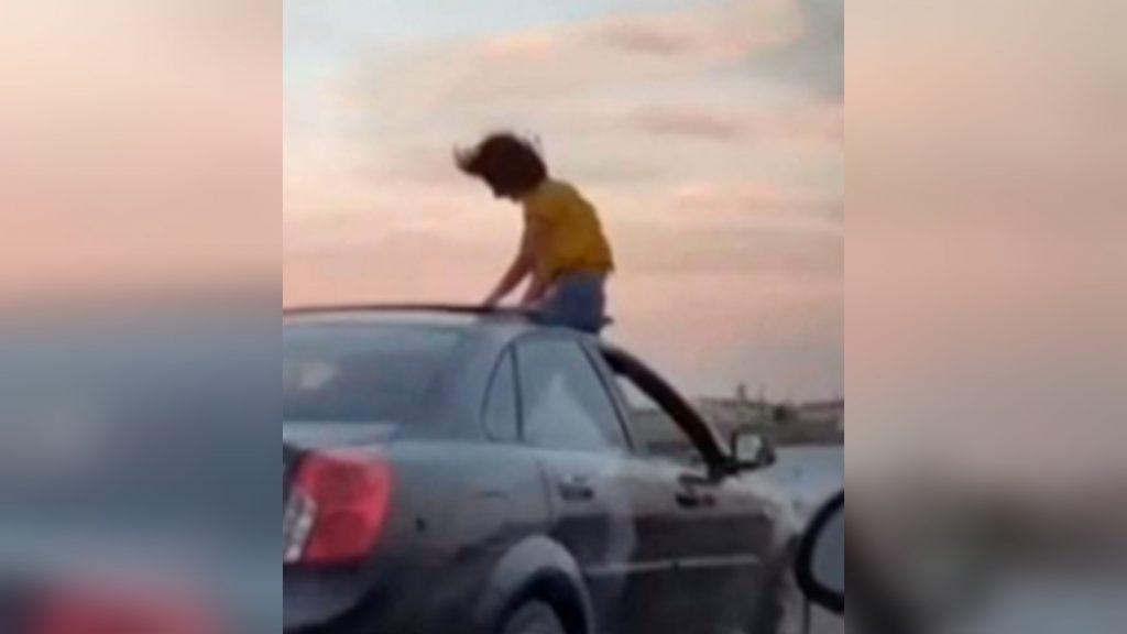 В Джизакской области женщина на скорости вылезла из люка авто и была наказана