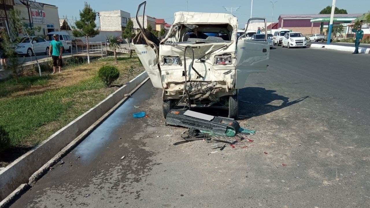 В Андижанской области автомобиль Labo на большой скорости врезался в грузовик «Газ-53»
