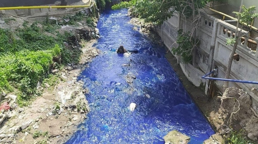 В каналах Самаркандской области обнаружили синюю воду