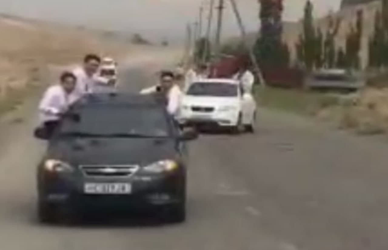 В Андижанской области наказали высунувшихся из окон шести автомобилей выпускников — видео