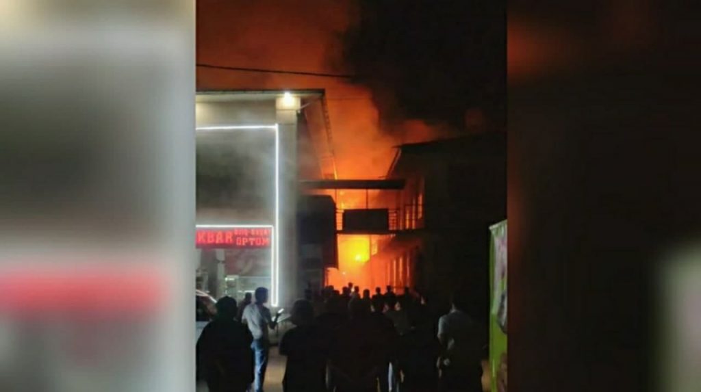 На рынке в Самарканде вспыхнул пожар - видео