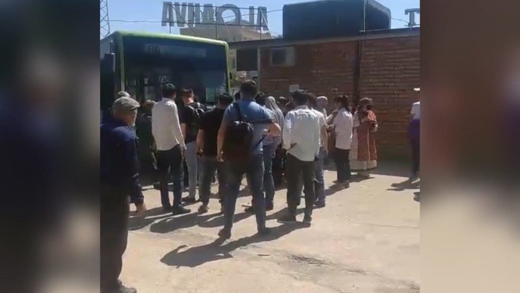 В Ташкенте автобус сбил двух пешеходов у остановки - видео